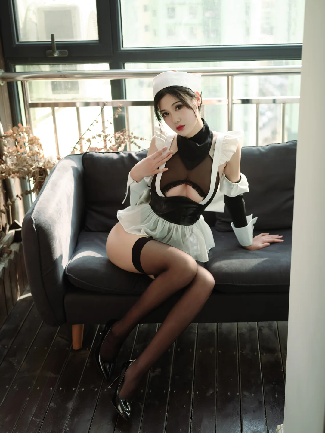 一米八的大梨子 - 吊带袜女仆 [13P-41MB] tg@simisebaisi 【丝足阁】004.webp